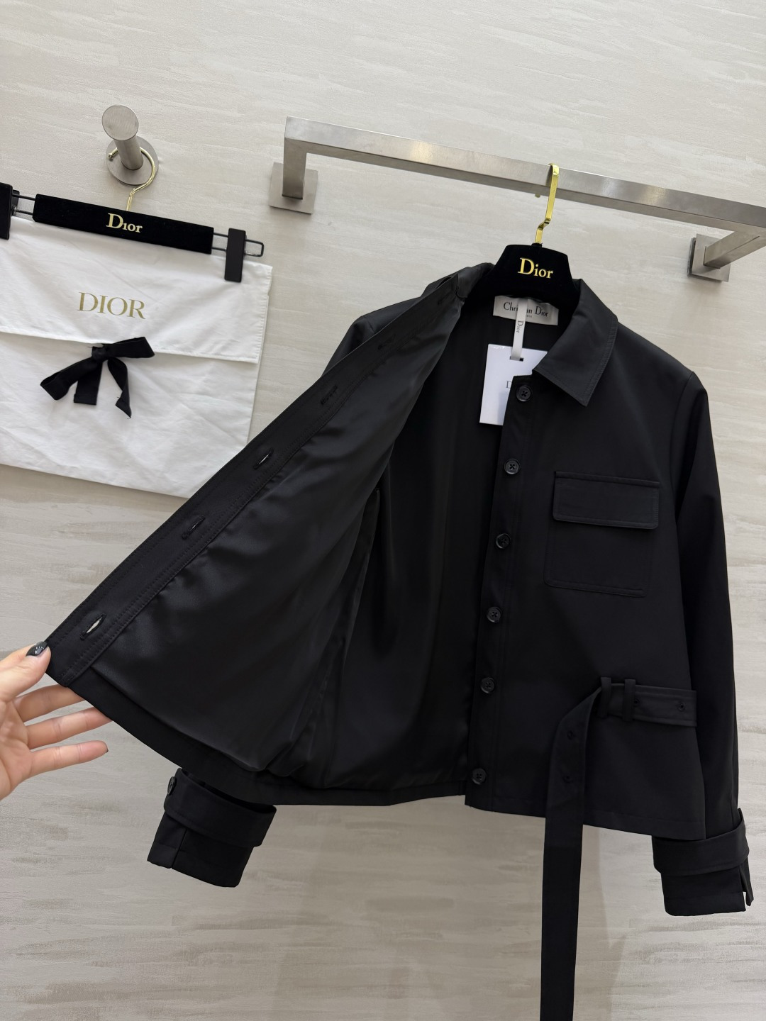 #Dio♡²⁶工装短外套 卡其色复古温柔 黑色酷飒干练 两色都很绝！翻领+大口袋设计 自带随性工装感 腰