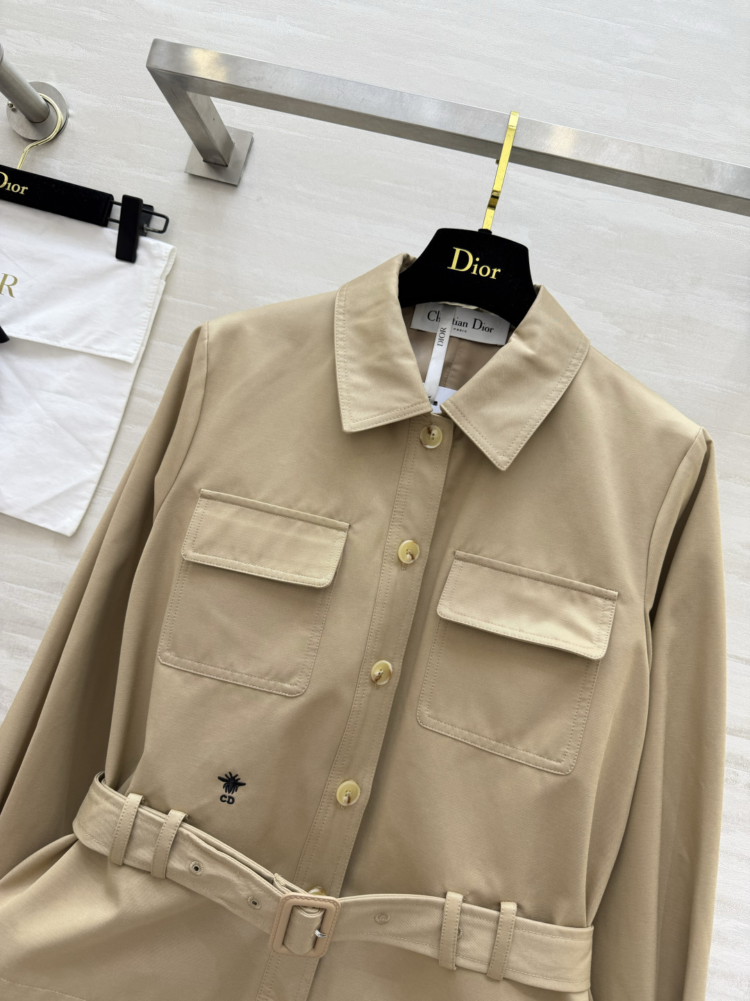 #Dio♡²⁶工装短外套 卡其色复古温柔 黑色酷飒干练 两色都很绝！翻领+大口袋设计 自带随性工装感 腰