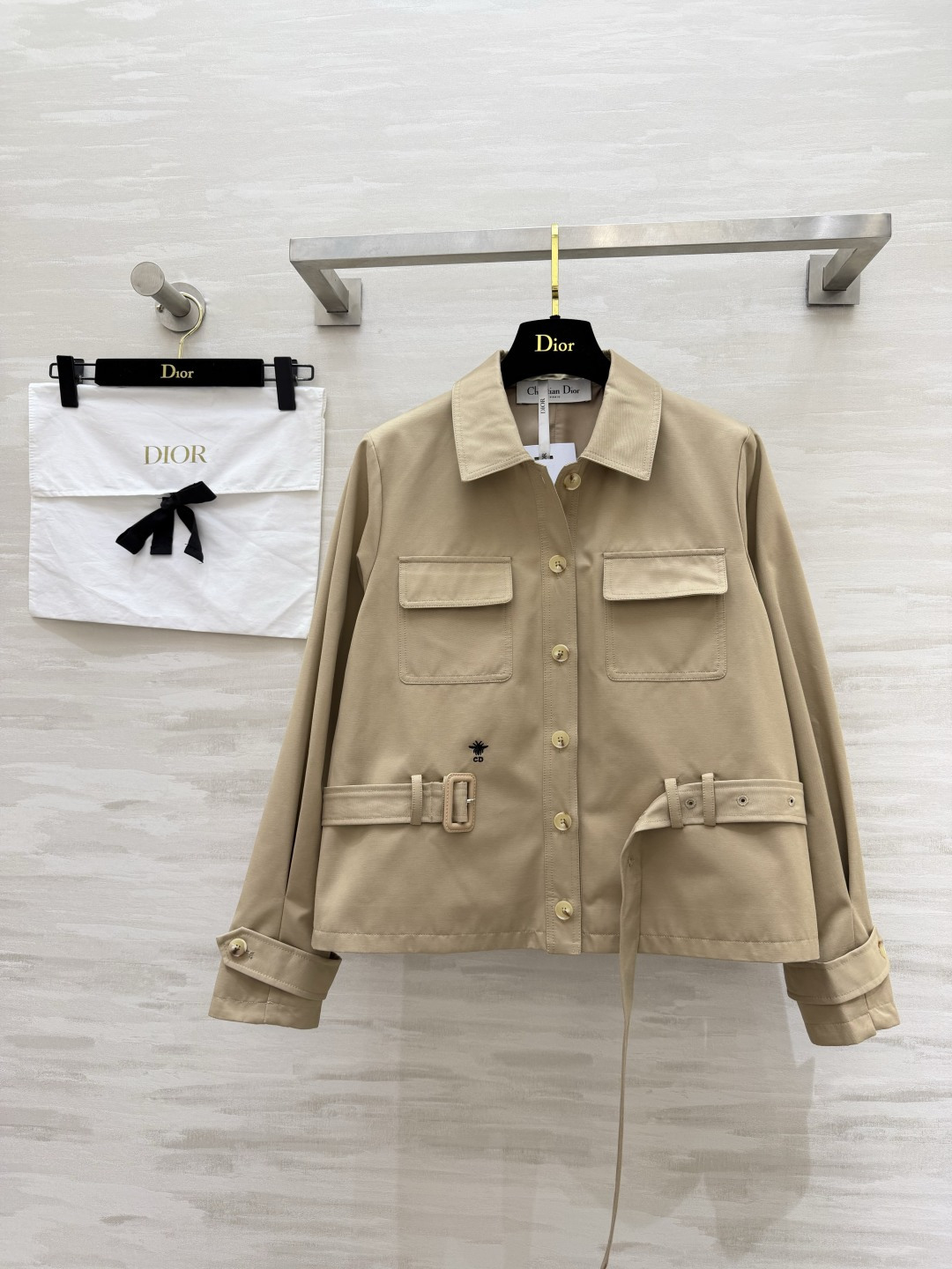 #Dio♡²⁶工装短外套 卡其色复古温柔 黑色酷飒干练 两色都很绝！翻领+大口袋设计 自带随性工装感 腰