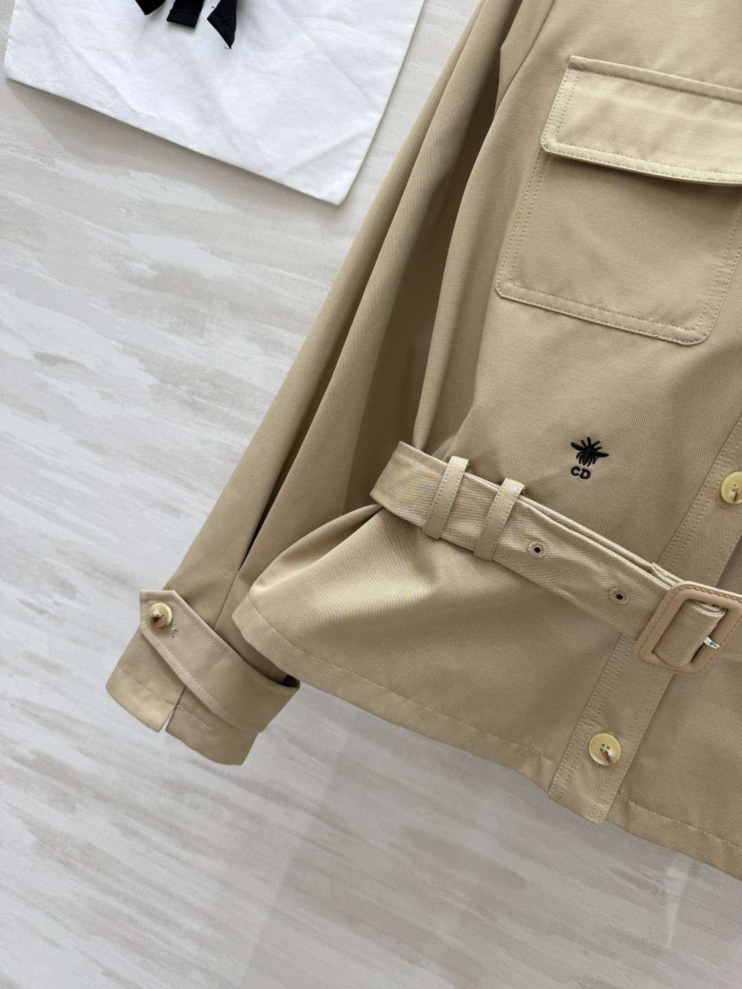 #Dio♡²⁶工装短外套 卡其色复古温柔 黑色酷飒干练 两色都很绝！翻领+大口袋设计 自带随性工装感 腰