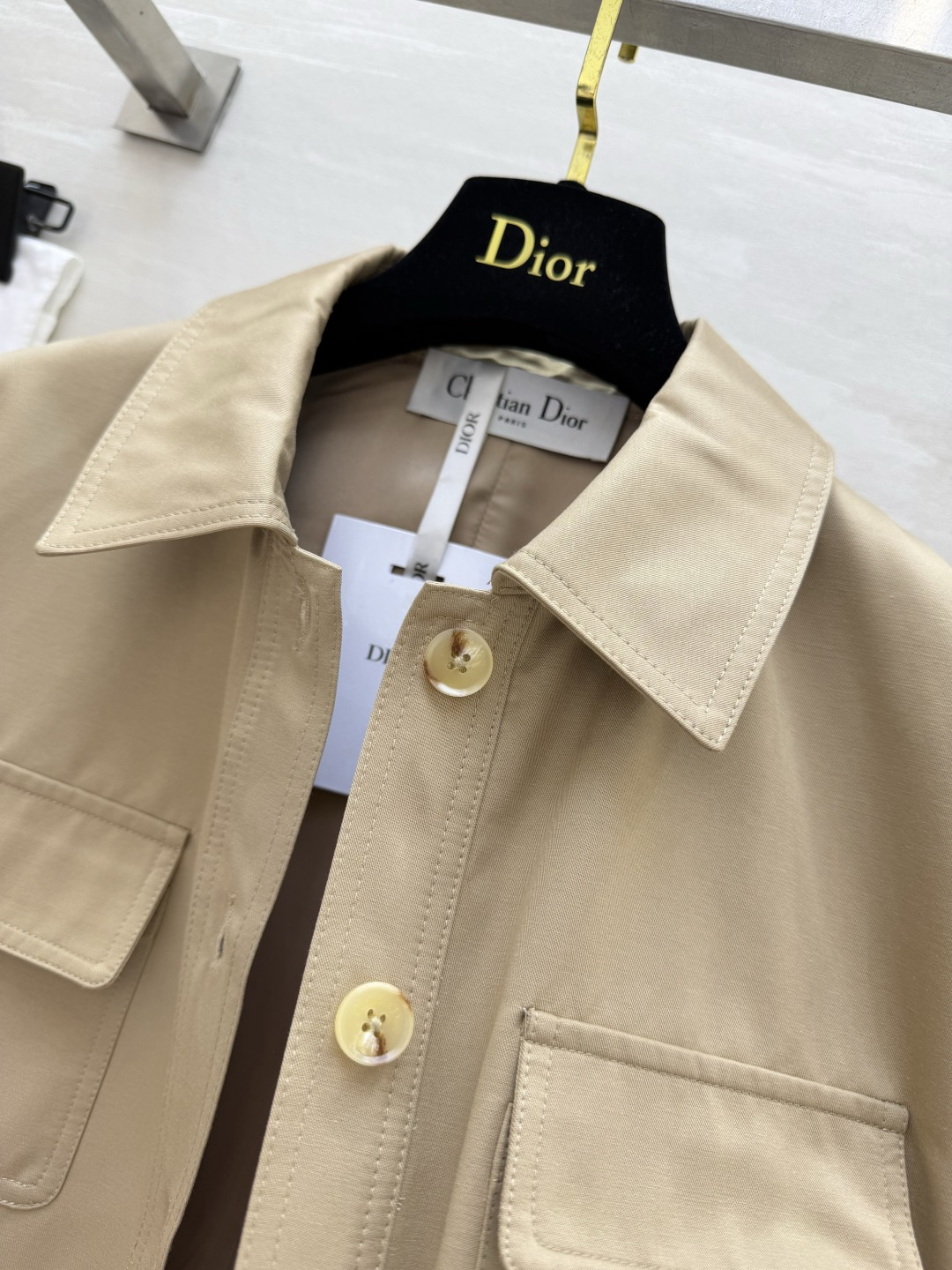 #Dio♡²⁶工装短外套 卡其色复古温柔 黑色酷飒干练 两色都很绝！翻领+大口袋设计 自带随性工装感 腰