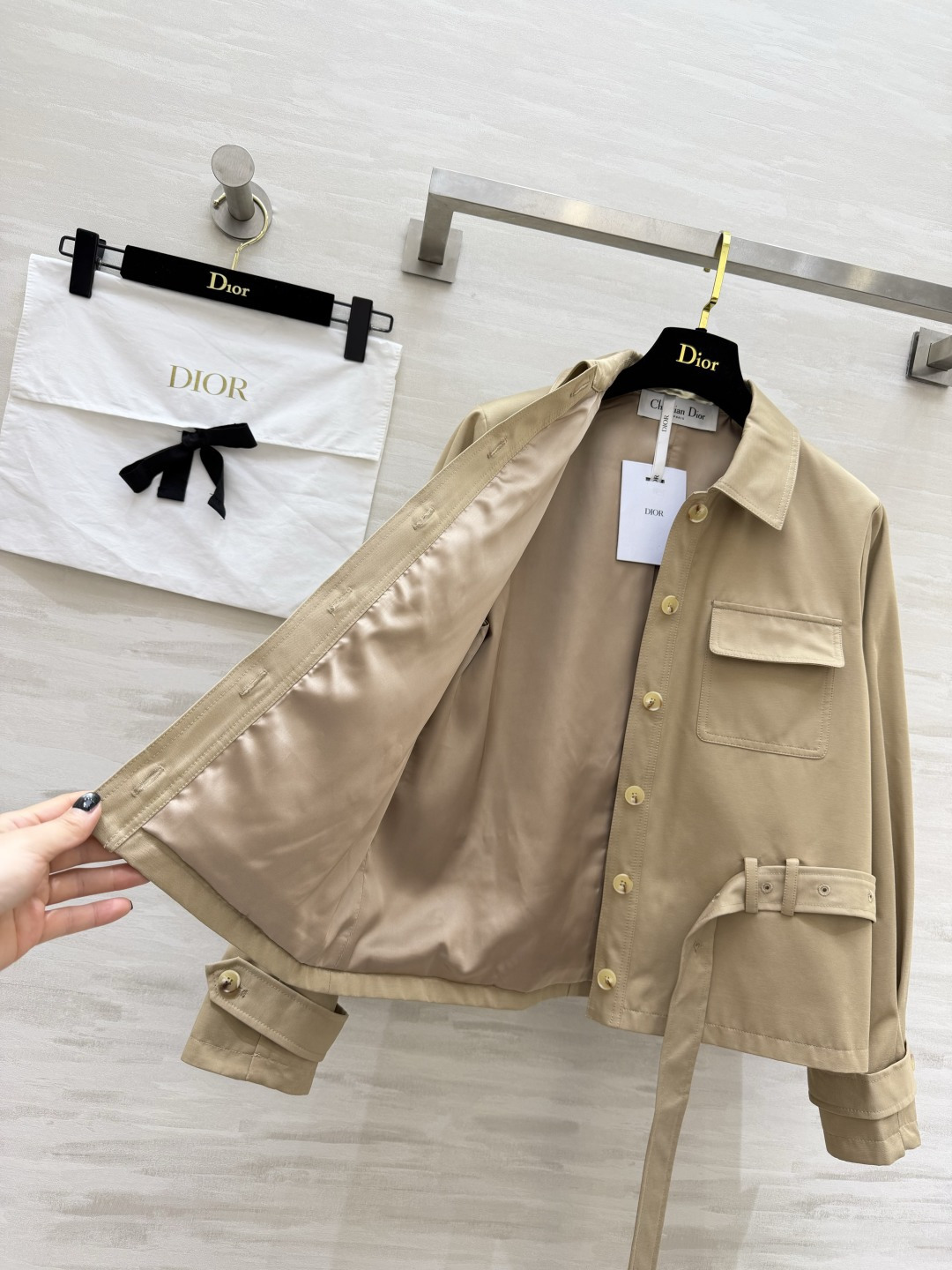 #Dio♡²⁶工装短外套 卡其色复古温柔 黑色酷飒干练 两色都很绝！翻领+大口袋设计 自带随性工装感 腰