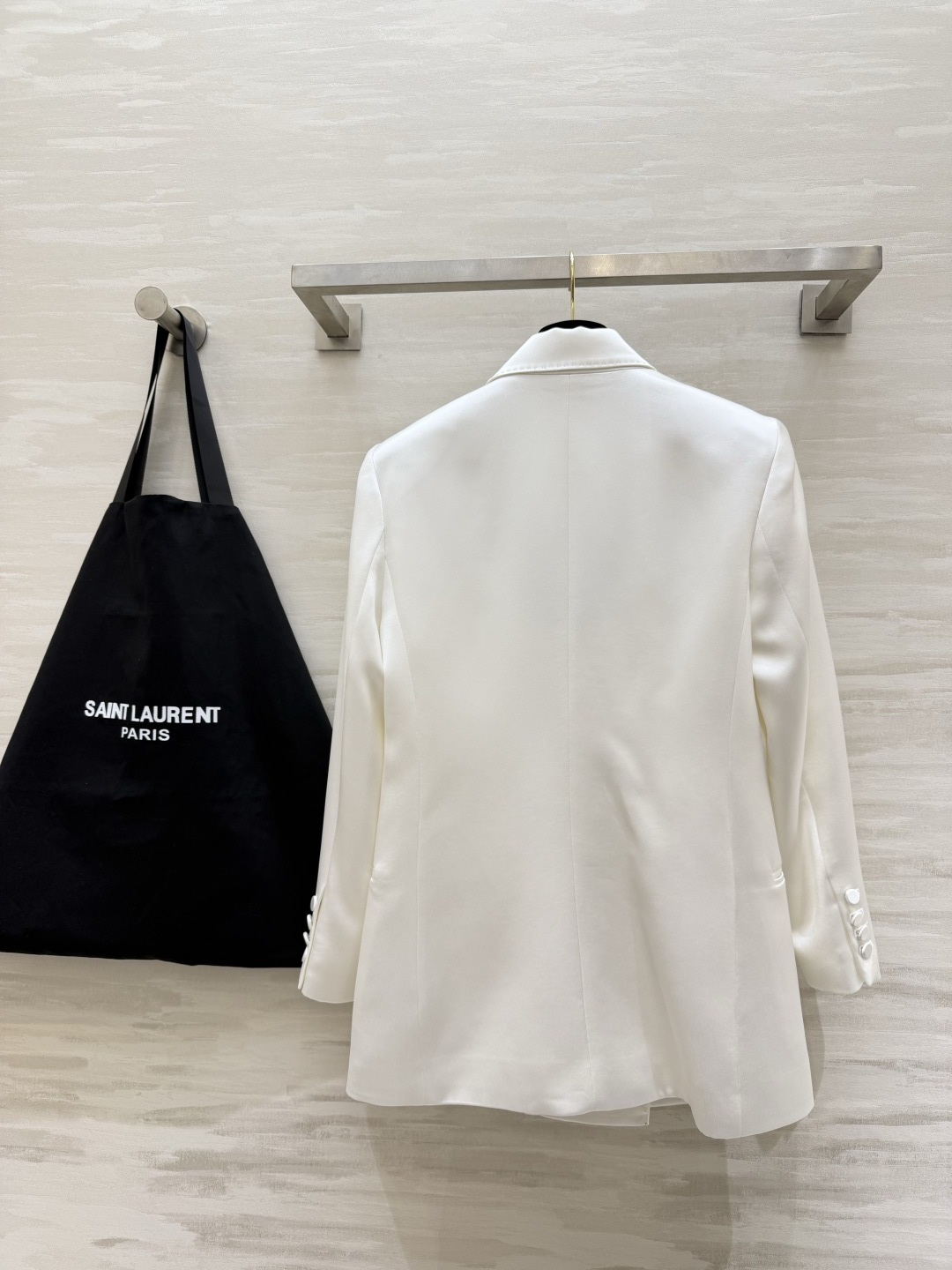 #ysl²⁶醋酸缎面双排扣西装 醋酸缎光泽感面料自带高级滤镜 垂顺又挺括 经典双排扣+平驳领设计 利落又