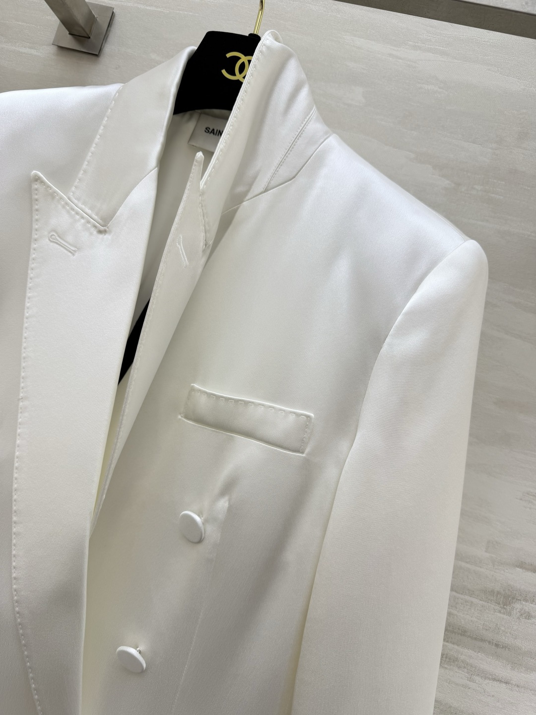#ysl²⁶醋酸缎面双排扣西装 醋酸缎光泽感面料自带高级滤镜 垂顺又挺括 经典双排扣+平驳领设计 利落又