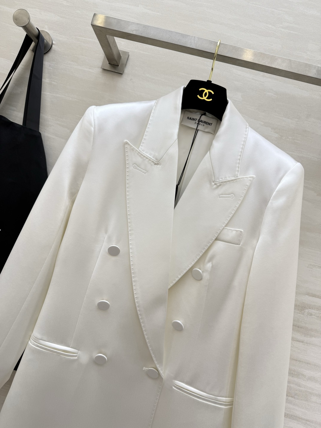 #ysl²⁶醋酸缎面双排扣西装 醋酸缎光泽感面料自带高级滤镜 垂顺又挺括 经典双排扣+平驳领设计 利落又