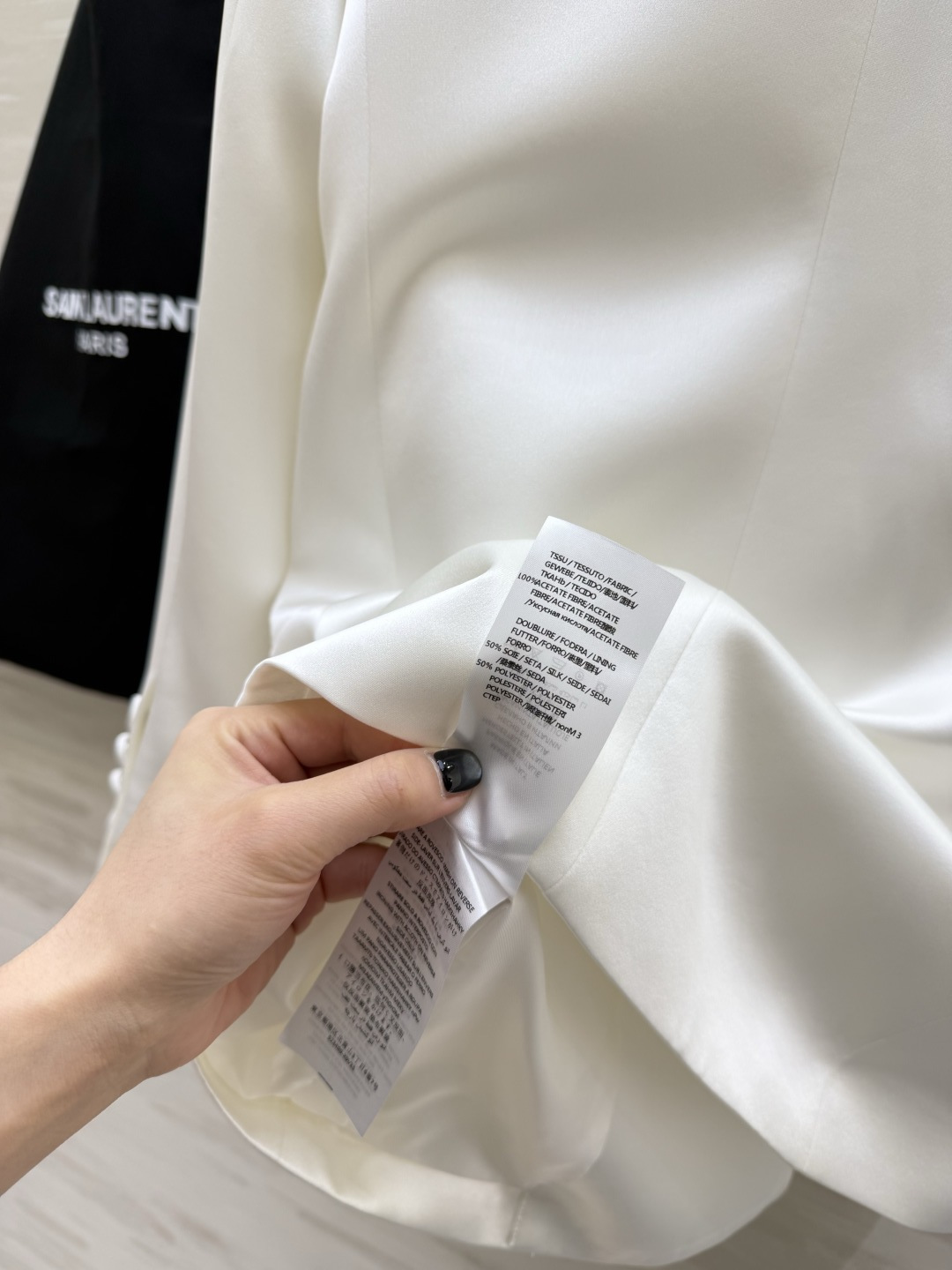 #ysl²⁶醋酸缎面双排扣西装 醋酸缎光泽感面料自带高级滤镜 垂顺又挺括 经典双排扣+平驳领设计 利落又