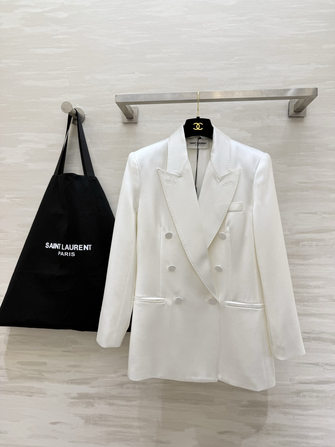 #ysl²⁶醋酸缎面双排扣西装 醋酸缎光泽感面料自带高级滤镜 垂顺又挺括 经典双排扣+平驳领设计 利落又