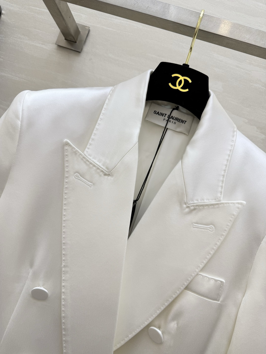 #ysl²⁶醋酸缎面双排扣西装 醋酸缎光泽感面料自带高级滤镜 垂顺又挺括 经典双排扣+平驳领设计 利落又