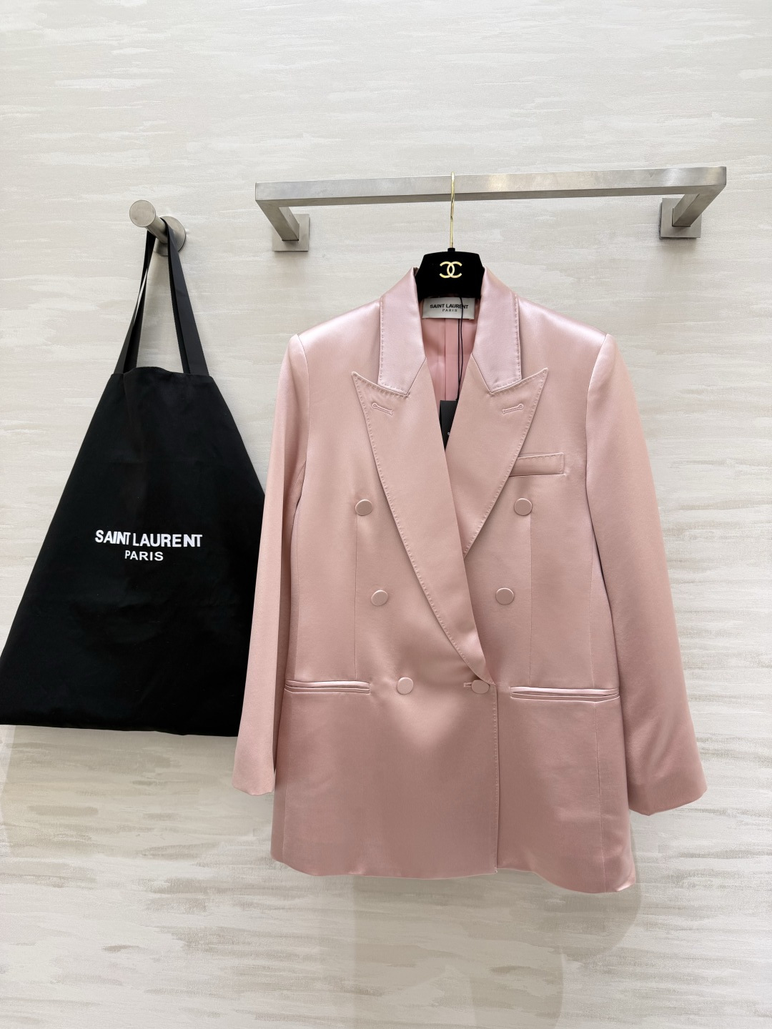 #ysl²⁶醋酸缎面双排扣西装 醋酸缎光泽感面料自带高级滤镜 垂顺又挺括 经典双排扣+平驳领设计 利落又