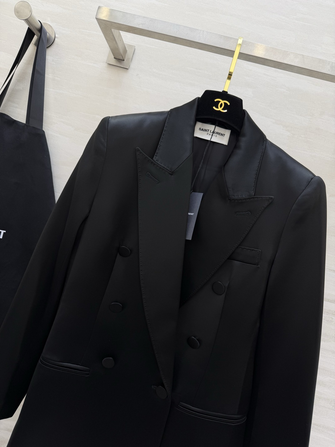 #ysl²⁶醋酸缎面双排扣西装 醋酸缎光泽感面料自带高级滤镜 垂顺又挺括 经典双排扣+平驳领设计 利落又