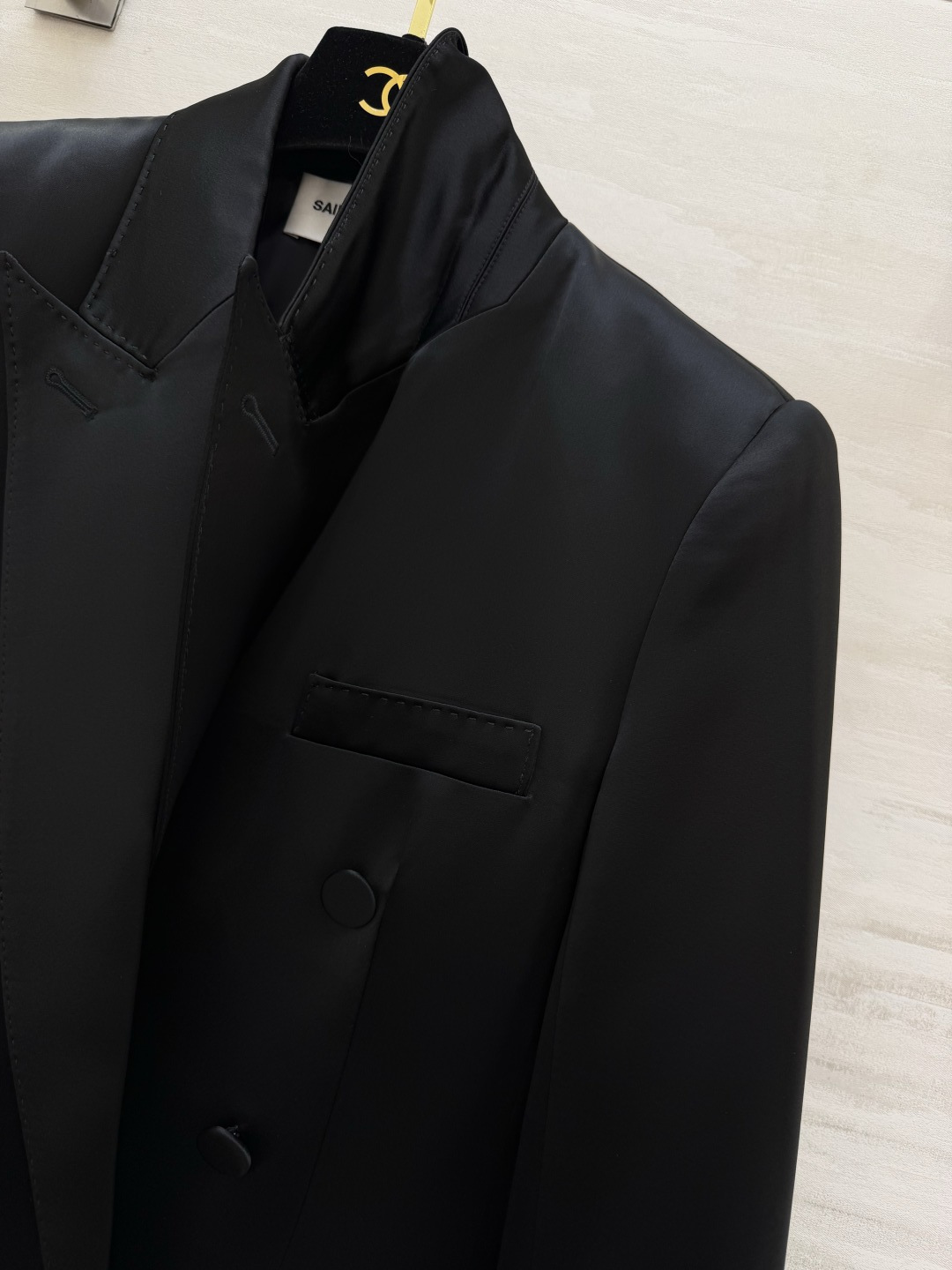 #ysl²⁶醋酸缎面双排扣西装 醋酸缎光泽感面料自带高级滤镜 垂顺又挺括 经典双排扣+平驳领设计 利落又