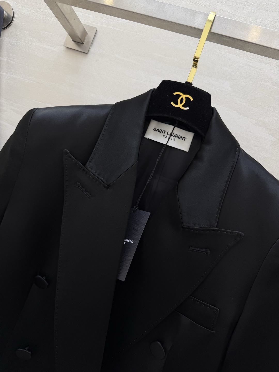 #ysl²⁶醋酸缎面双排扣西装 醋酸缎光泽感面料自带高级滤镜 垂顺又挺括 经典双排扣+平驳领设计 利落又