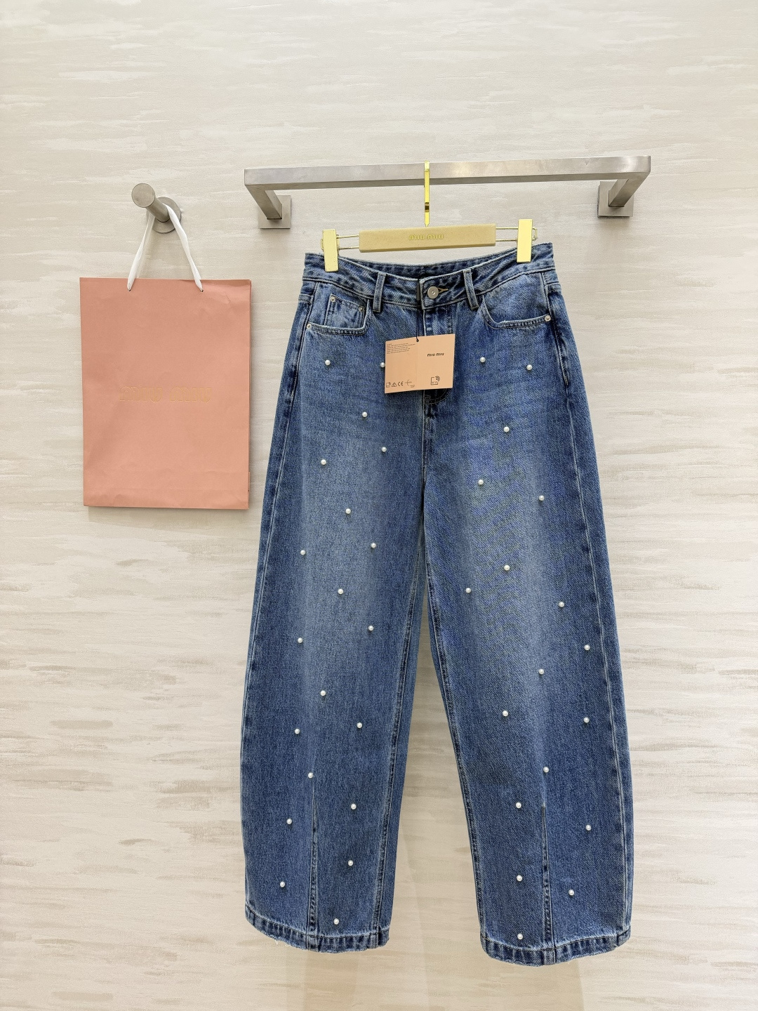 #Miu系甜酷少女风 ✨ 珍珠装饰牛仔裤 复古蓝调+手工钉珠 高腰阔腿版型藏肉又显腿长 走路都带风～甜酷