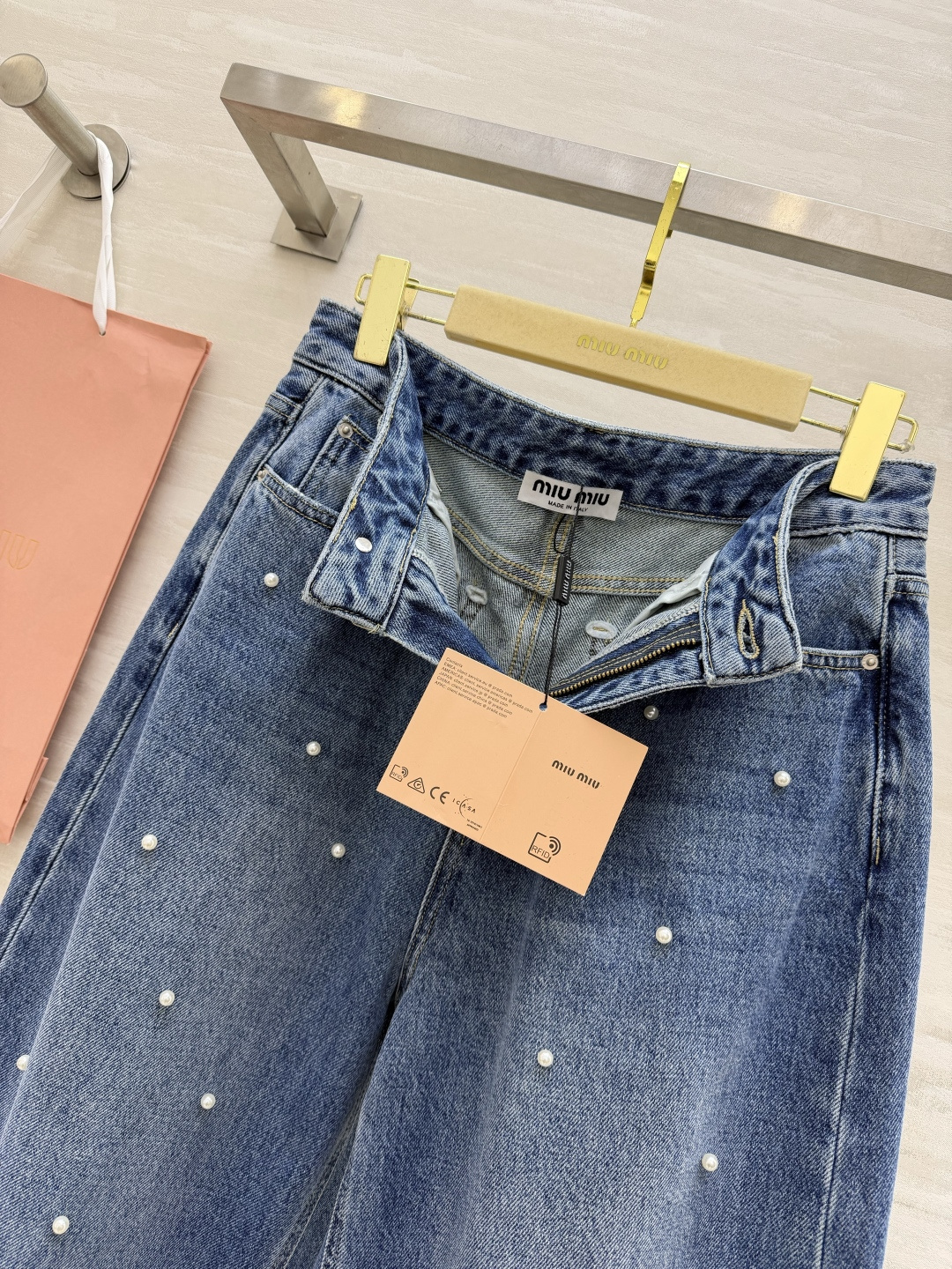 #Miu系甜酷少女风 ✨ 珍珠装饰牛仔裤 复古蓝调+手工钉珠 高腰阔腿版型藏肉又显腿长 走路都带风～甜酷