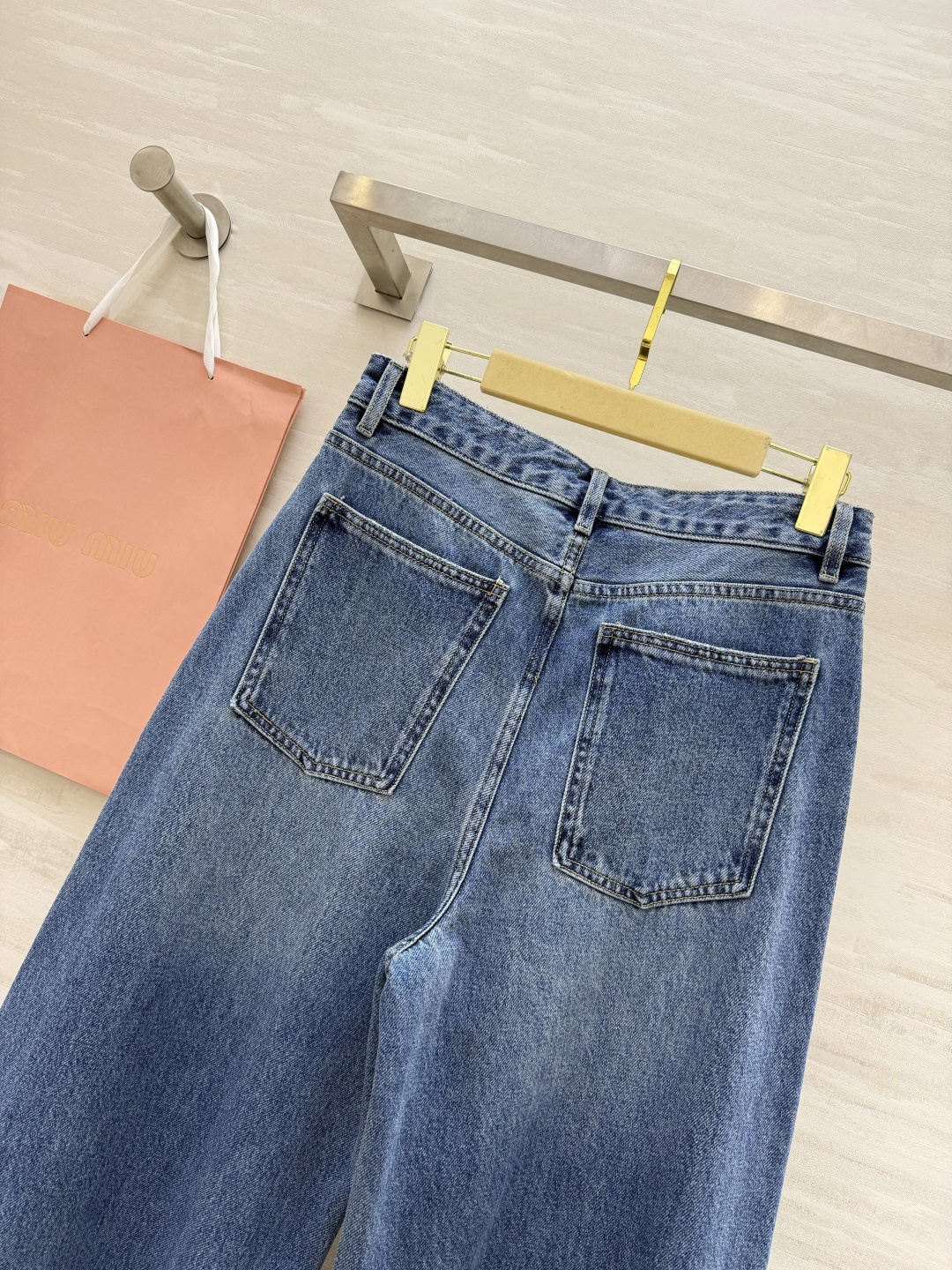 #Miu系甜酷少女风 ✨ 珍珠装饰牛仔裤 复古蓝调+手工钉珠 高腰阔腿版型藏肉又显腿长 走路都带风～甜酷