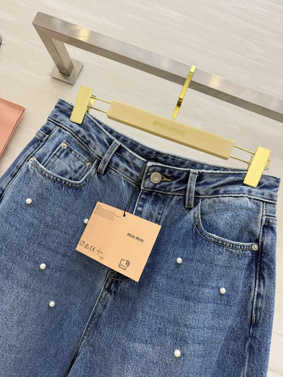 #Miu系甜酷少女风 ✨ 珍珠装饰牛仔裤 复古蓝调+手工钉珠 高腰阔腿版型藏肉又显腿长 走路都带风～甜酷