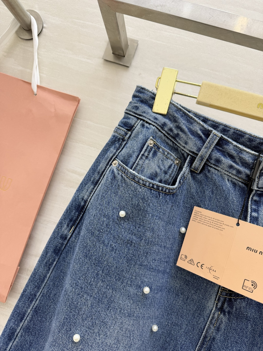 #Miu系甜酷少女风 ✨ 珍珠装饰牛仔裤 复古蓝调+手工钉珠 高腰阔腿版型藏肉又显腿长 走路都带风～甜酷