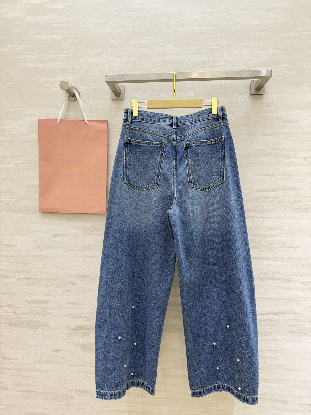 #Miu系甜酷少女风 ✨ 珍珠装饰牛仔裤 复古蓝调+手工钉珠 高腰阔腿版型藏肉又显腿长 走路都带风～甜酷