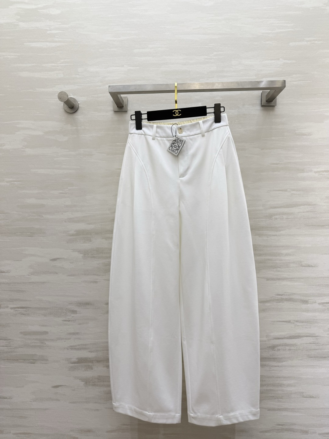 #Loew♡²⁶弯刀式休闲裤 松弛感拉满！利落剪裁+垂坠感面料 藏肉显瘦还显腿长 白色清爽干净 棕色复古