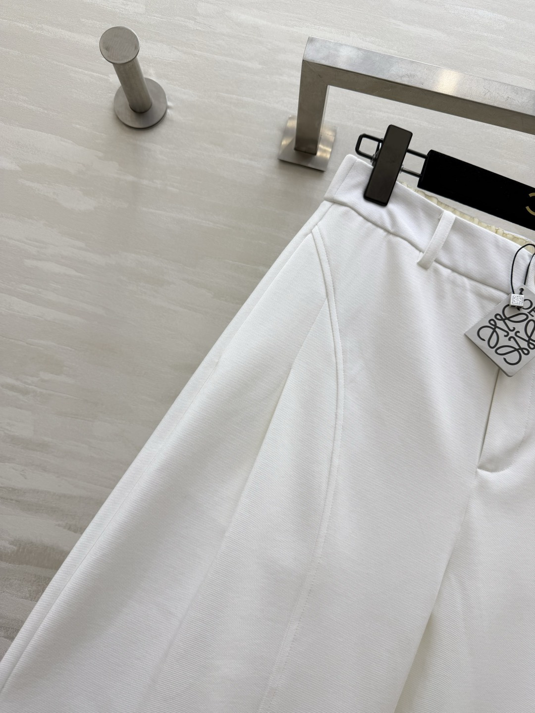 #Loew♡²⁶弯刀式休闲裤 松弛感拉满！利落剪裁+垂坠感面料 藏肉显瘦还显腿长 白色清爽干净 棕色复古