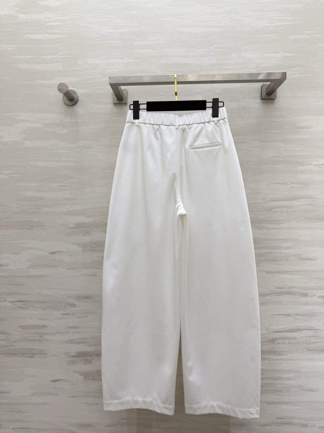 #Loew♡²⁶弯刀式休闲裤 松弛感拉满！利落剪裁+垂坠感面料 藏肉显瘦还显腿长 白色清爽干净 棕色复古