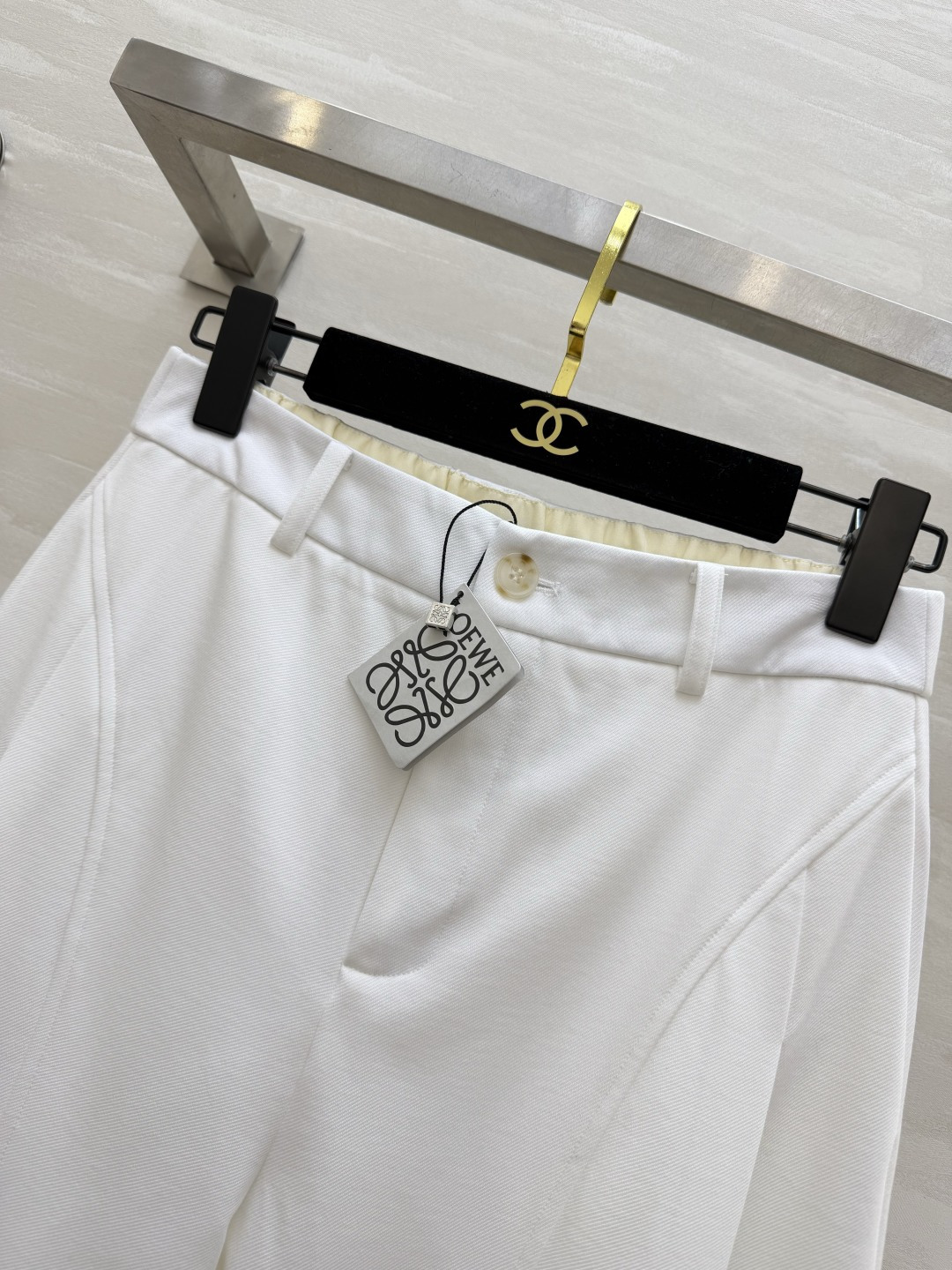 #Loew♡²⁶弯刀式休闲裤 松弛感拉满！利落剪裁+垂坠感面料 藏肉显瘦还显腿长 白色清爽干净 棕色复古