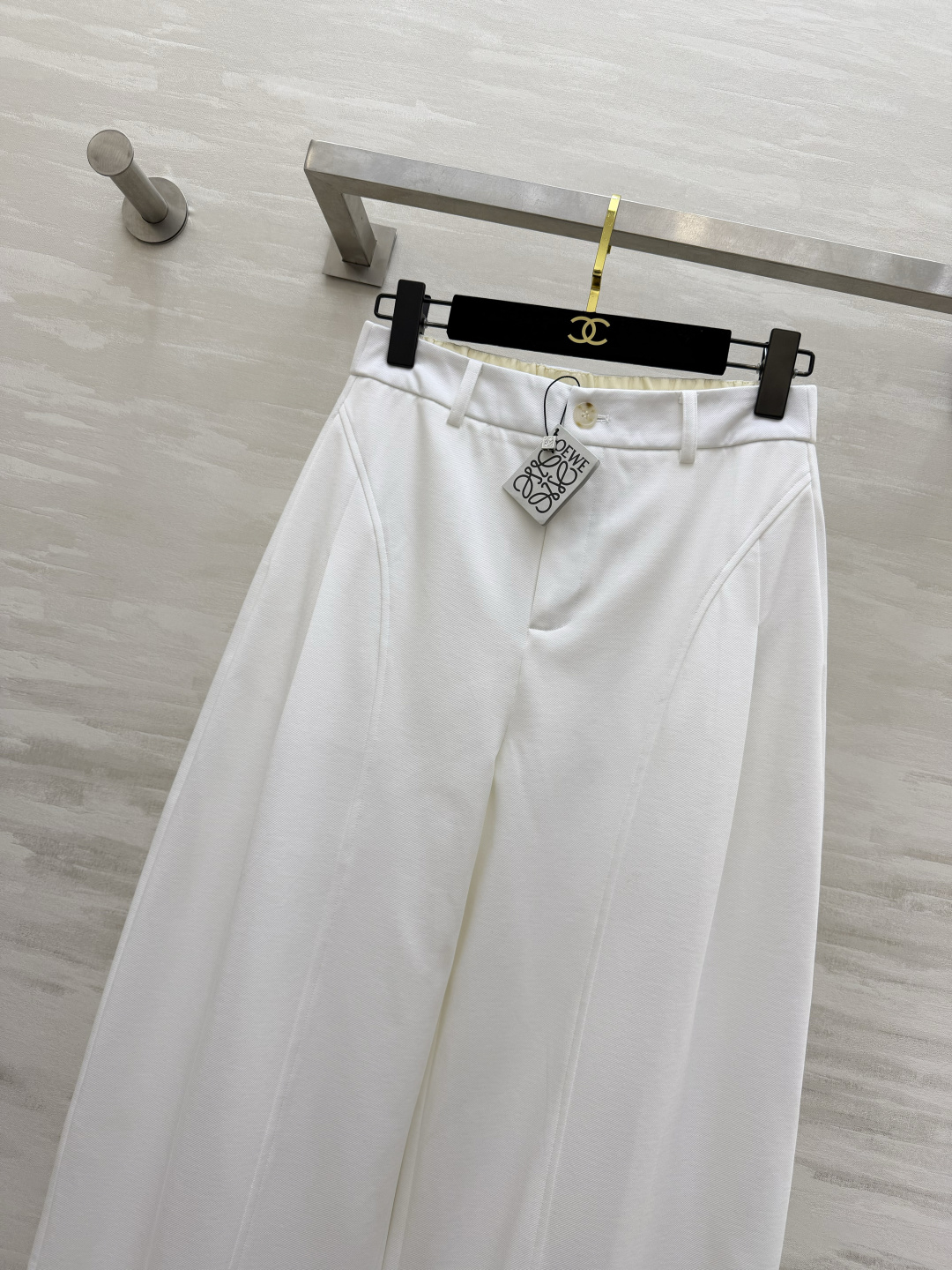 #Loew♡²⁶弯刀式休闲裤 松弛感拉满！利落剪裁+垂坠感面料 藏肉显瘦还显腿长 白色清爽干净 棕色复古