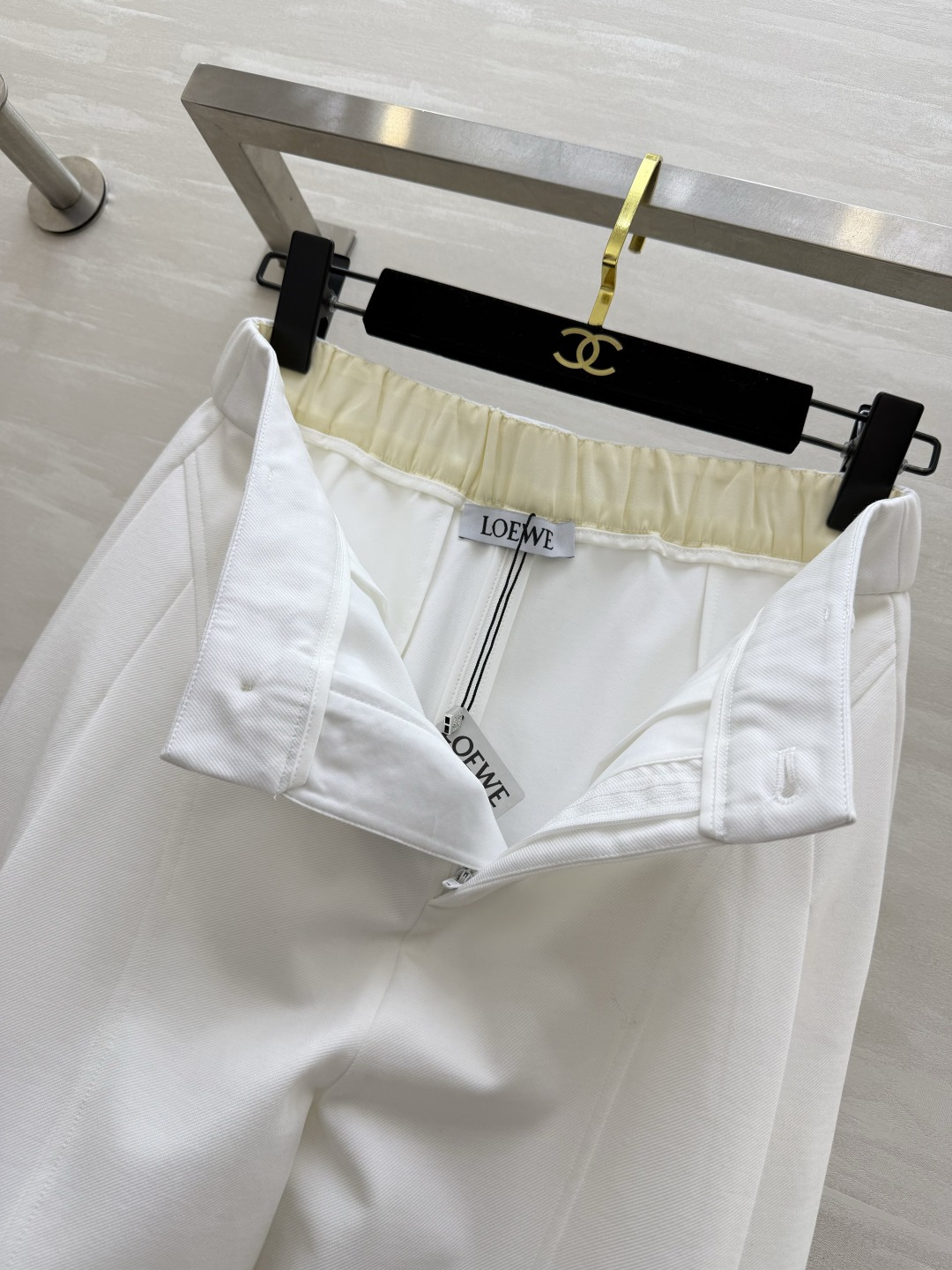 #Loew♡²⁶弯刀式休闲裤 松弛感拉满！利落剪裁+垂坠感面料 藏肉显瘦还显腿长 白色清爽干净 棕色复古