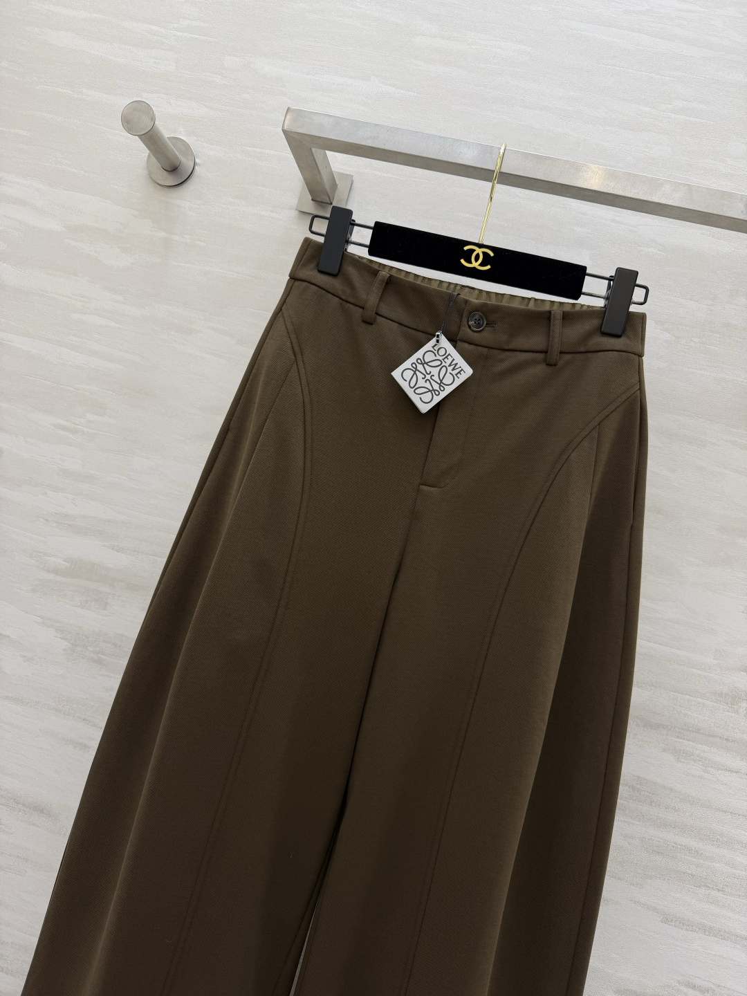 #Loew♡²⁶弯刀式休闲裤 松弛感拉满！利落剪裁+垂坠感面料 藏肉显瘦还显腿长 白色清爽干净 棕色复古