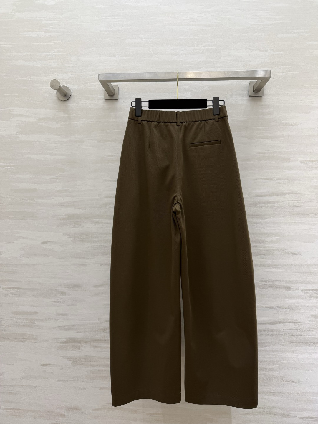 #Loew♡²⁶弯刀式休闲裤 松弛感拉满！利落剪裁+垂坠感面料 藏肉显瘦还显腿长 白色清爽干净 棕色复古