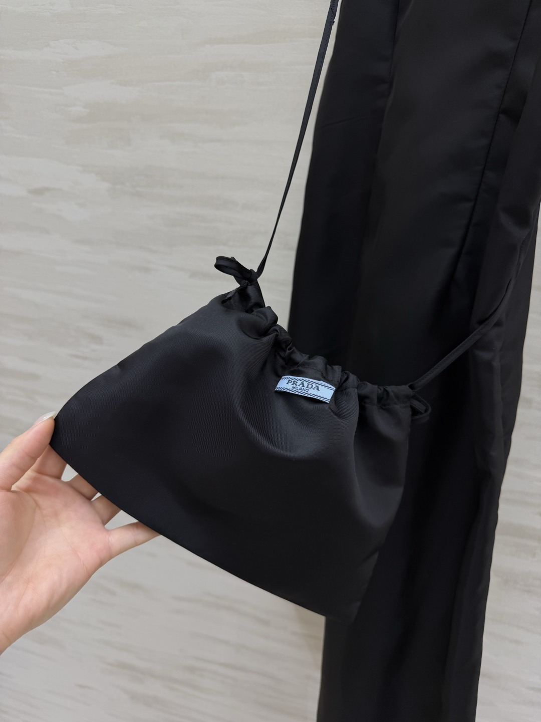 #Prad♡²⁶缎面吊带小黑裙 把性感与高级感平衡得刚刚好 细肩带+V领设计 修饰肩颈线条超显瘦同色系抽