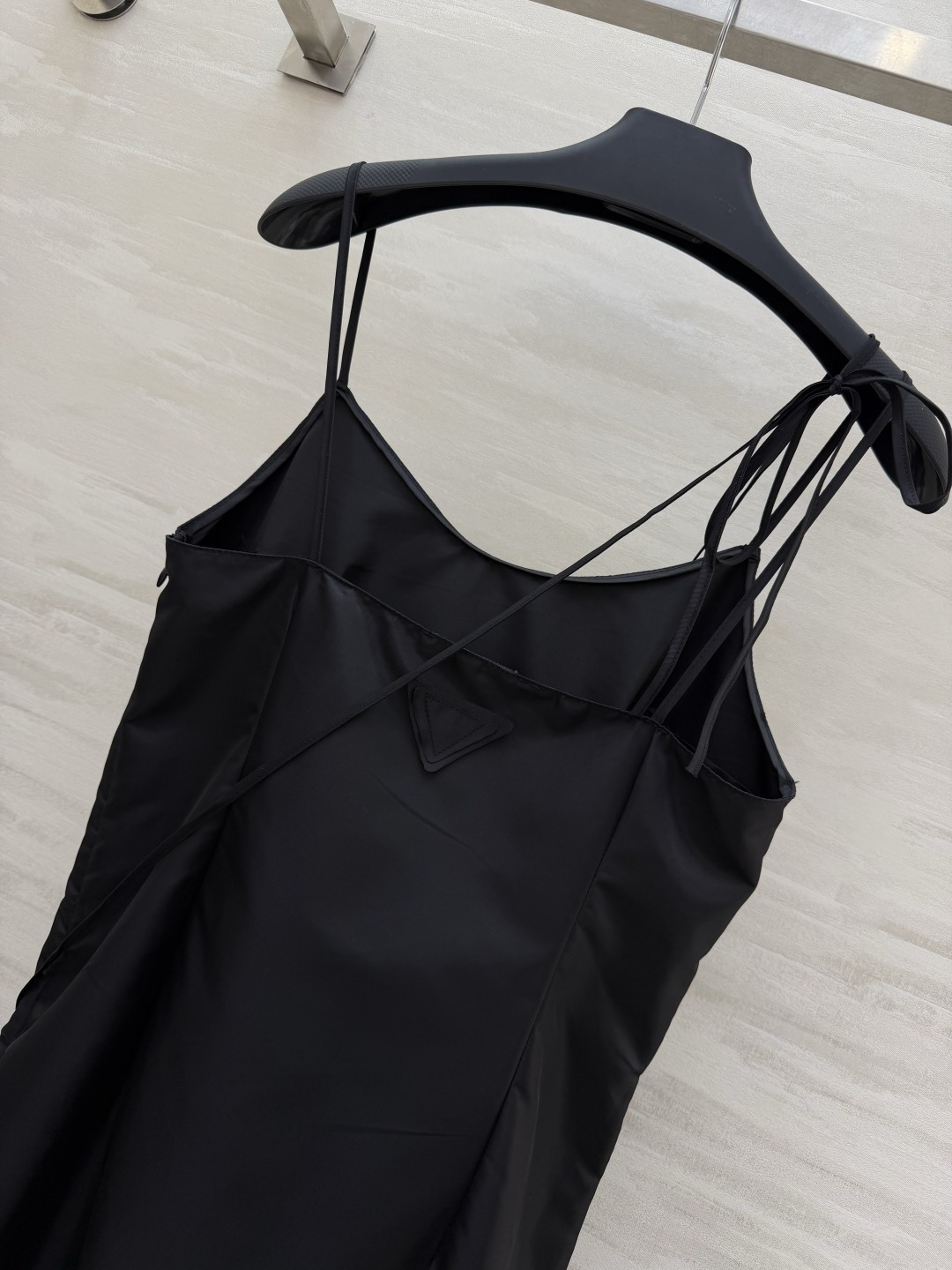 #Prad♡²⁶缎面吊带小黑裙 把性感与高级感平衡得刚刚好 细肩带+V领设计 修饰肩颈线条超显瘦同色系抽