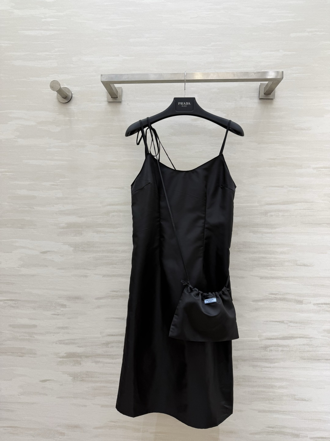 #Prad♡²⁶缎面吊带小黑裙 把性感与高级感平衡得刚刚好 细肩带+V领设计 修饰肩颈线条超显瘦同色系抽