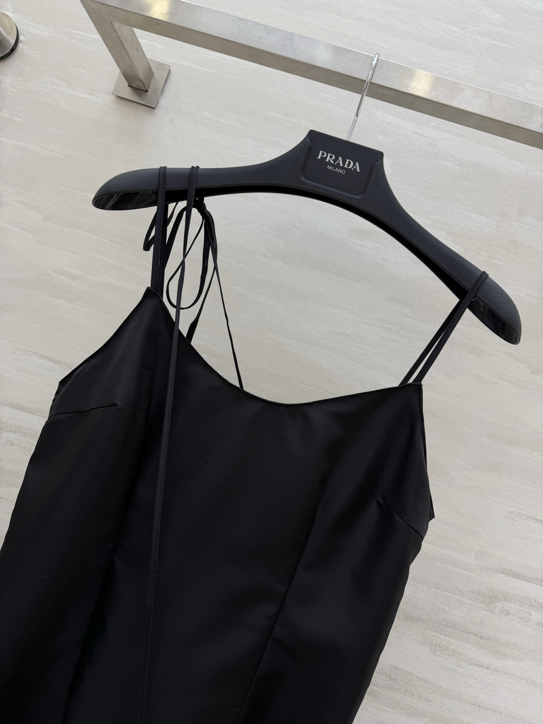#Prad♡²⁶缎面吊带小黑裙 把性感与高级感平衡得刚刚好 细肩带+V领设计 修饰肩颈线条超显瘦同色系抽