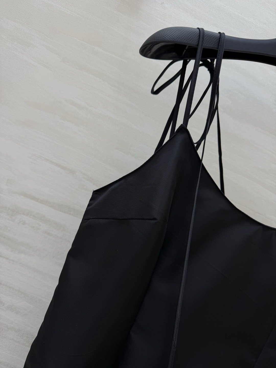 #Prad♡²⁶缎面吊带小黑裙 把性感与高级感平衡得刚刚好 细肩带+V领设计 修饰肩颈线条超显瘦同色系抽