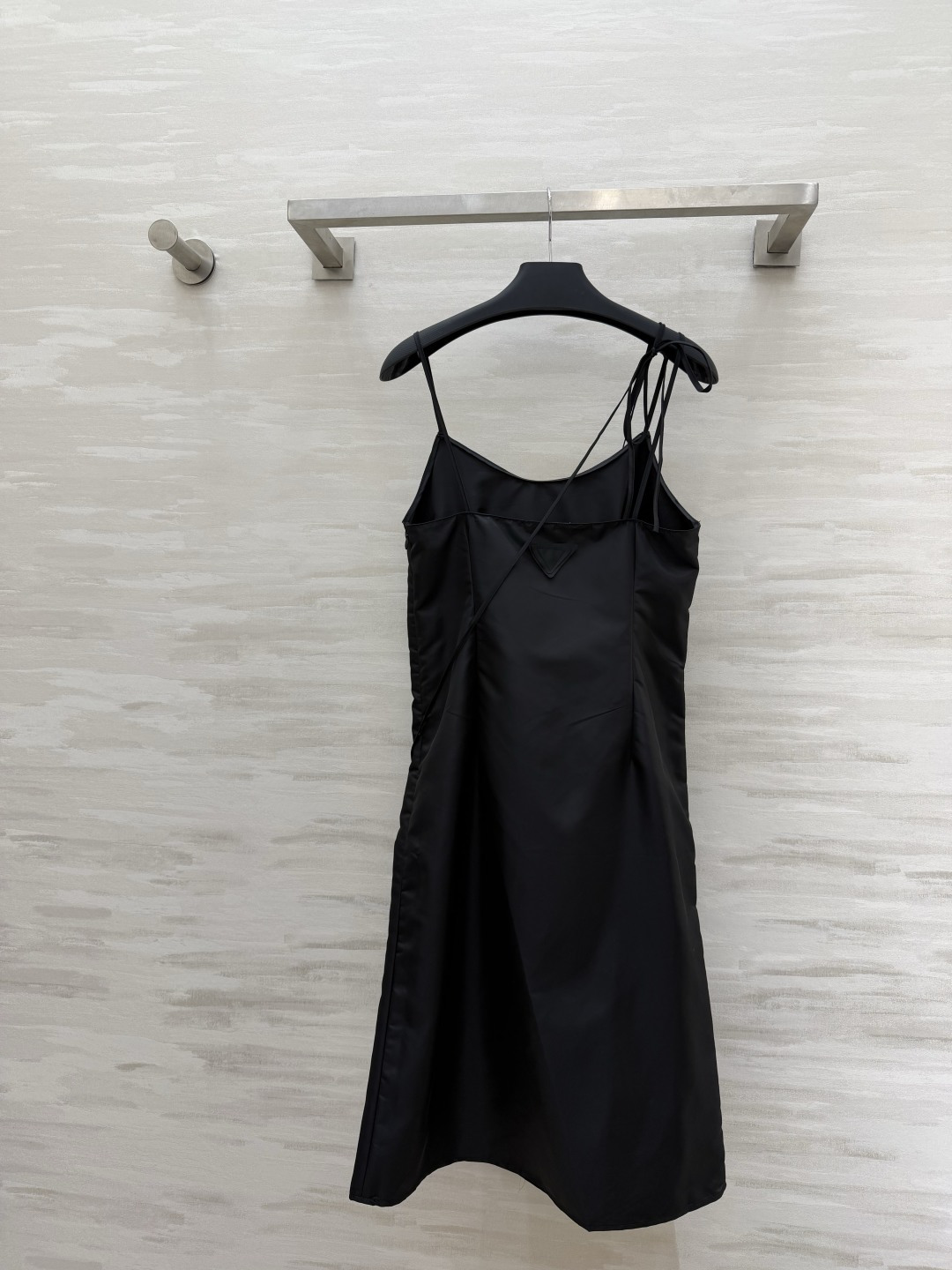 #Prad♡²⁶缎面吊带小黑裙 把性感与高级感平衡得刚刚好 细肩带+V领设计 修饰肩颈线条超显瘦同色系抽