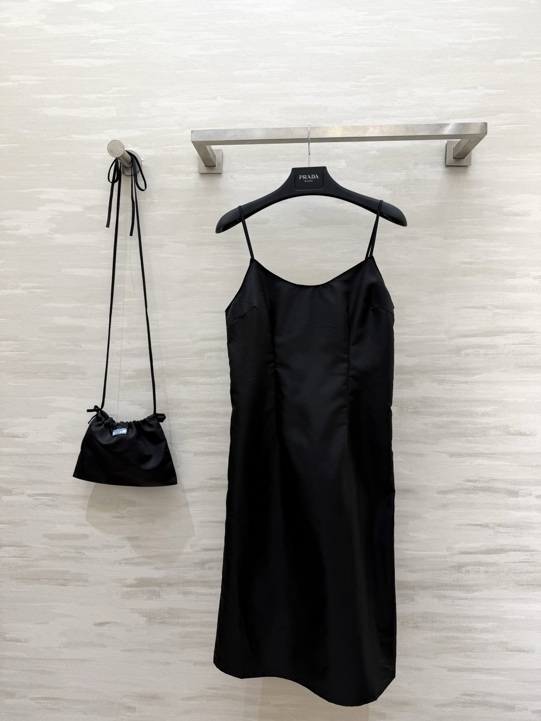 #Prad♡²⁶缎面吊带小黑裙 把性感与高级感平衡得刚刚好 细肩带+V领设计 修饰肩颈线条超显瘦同色系抽