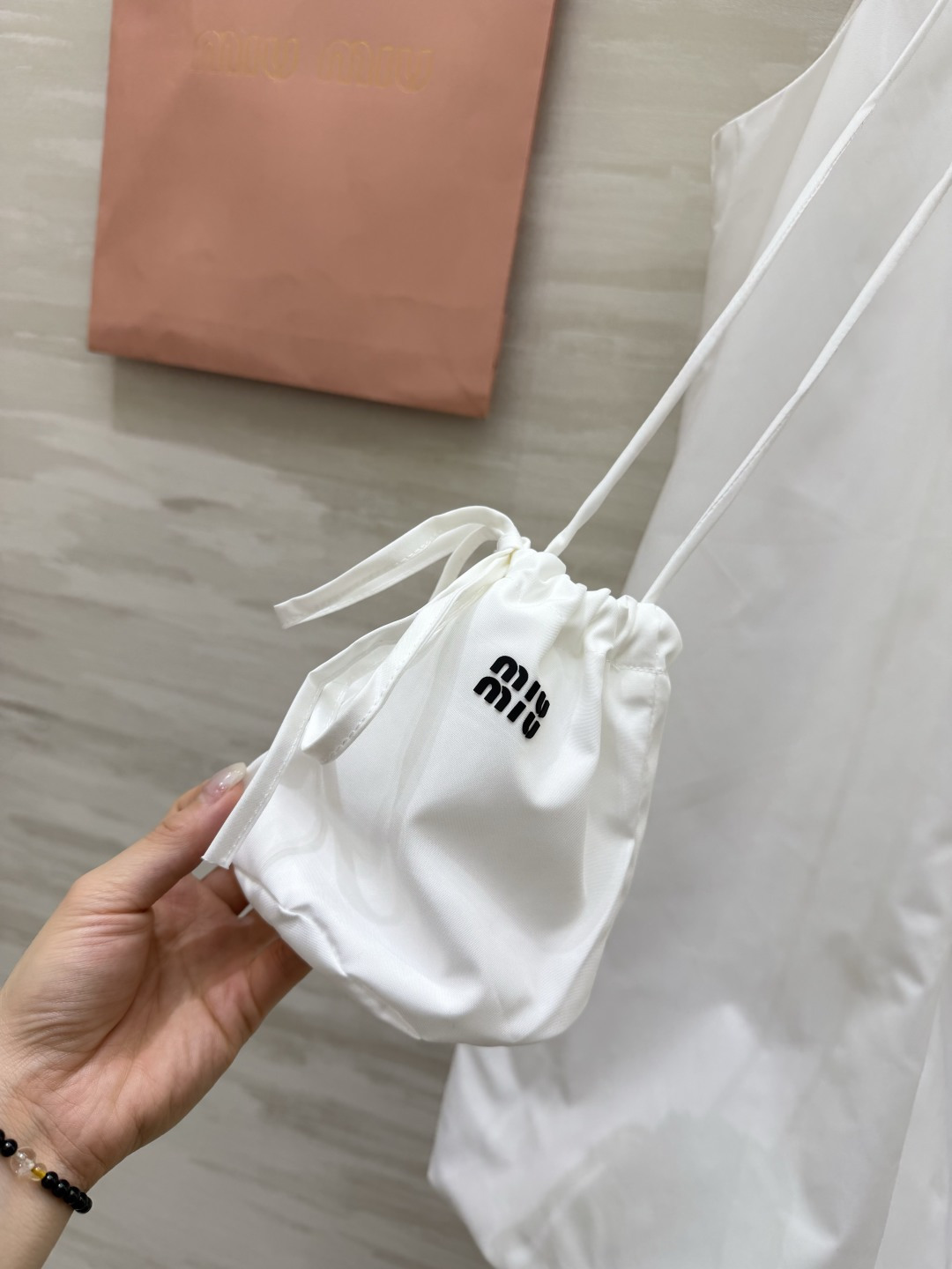 #Miu系少女风✨ Miu系甜妹本命裙来啦！无袖花苞廓形设计，减龄感直接拉满！圆领褶皱细节，慵懒又不失精