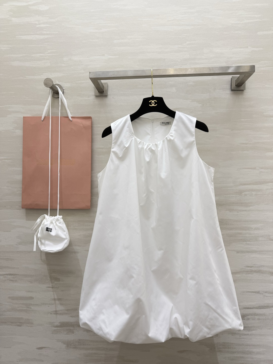 #Miu系少女风✨ Miu系甜妹本命裙来啦！无袖花苞廓形设计，减龄感直接拉满！圆领褶皱细节，慵懒又不失精