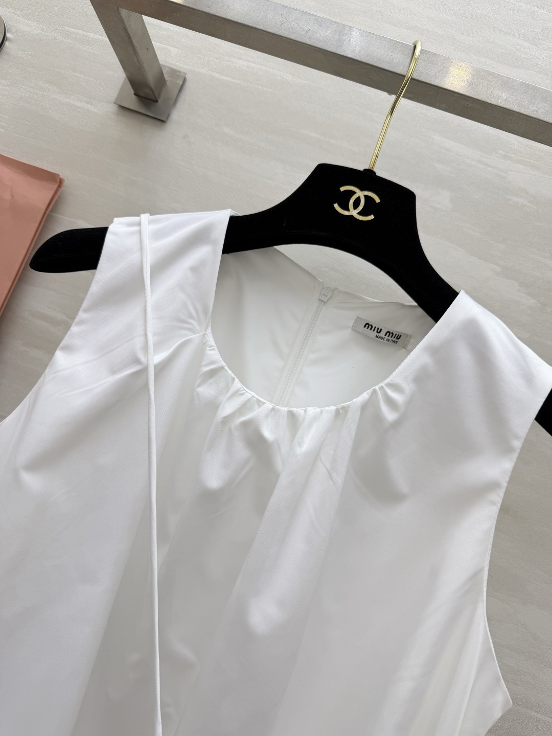 #Miu系少女风✨ Miu系甜妹本命裙来啦！无袖花苞廓形设计，减龄感直接拉满！圆领褶皱细节，慵懒又不失精