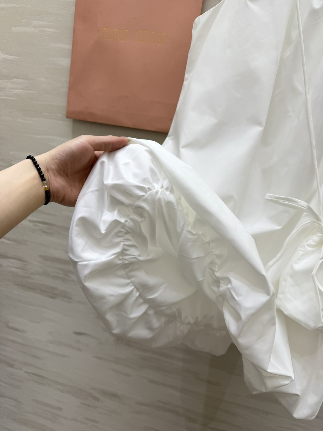 #Miu系少女风✨ Miu系甜妹本命裙来啦！无袖花苞廓形设计，减龄感直接拉满！圆领褶皱细节，慵懒又不失精