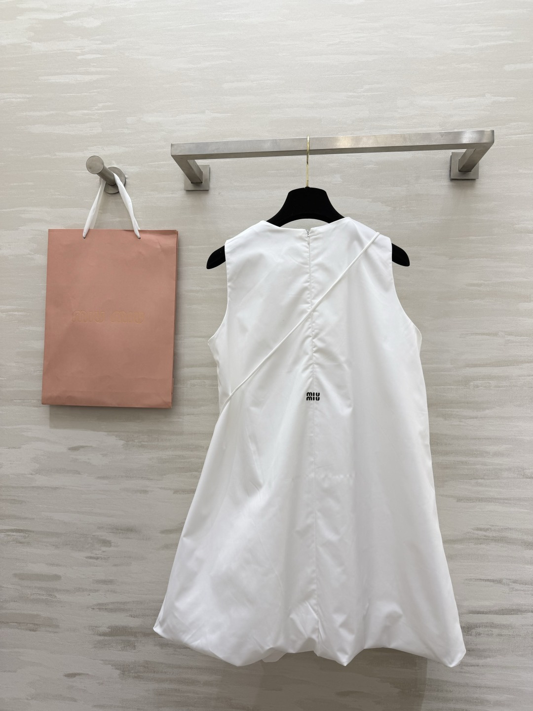 #Miu系少女风✨ Miu系甜妹本命裙来啦！无袖花苞廓形设计，减龄感直接拉满！圆领褶皱细节，慵懒又不失精