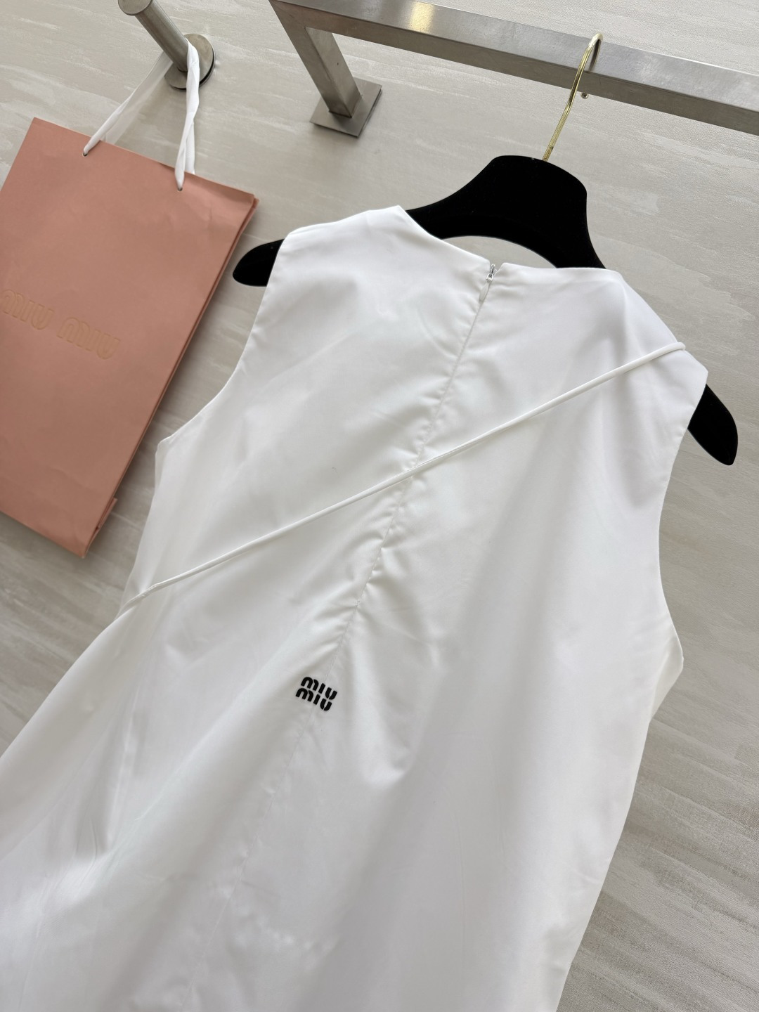 #Miu系少女风✨ Miu系甜妹本命裙来啦！无袖花苞廓形设计，减龄感直接拉满！圆领褶皱细节，慵懒又不失精