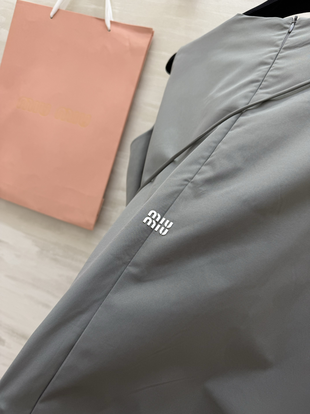 #Miu系少女风✨ Miu系甜妹本命裙来啦！无袖花苞廓形设计，减龄感直接拉满！圆领褶皱细节，慵懒又不失精