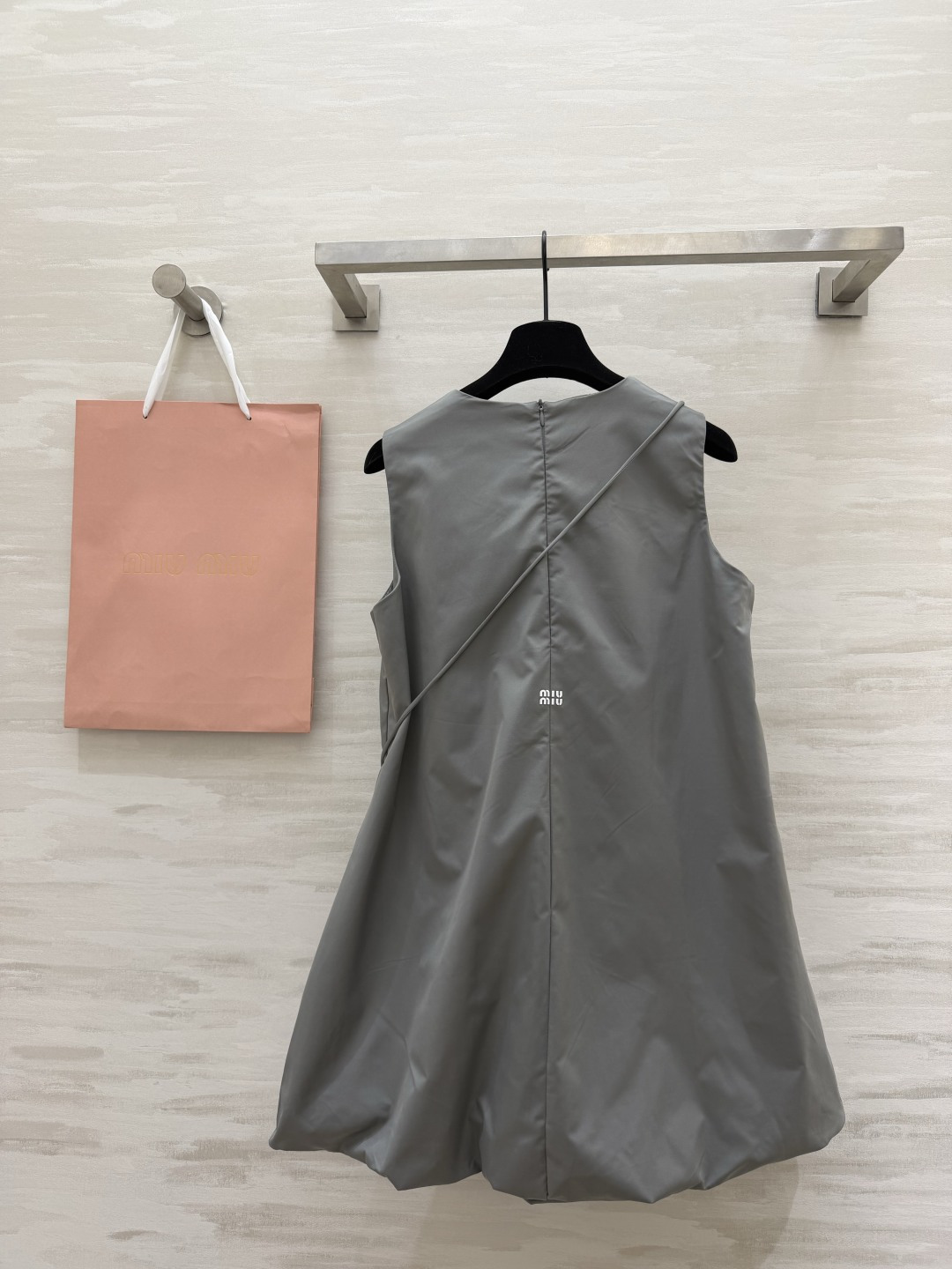 #Miu系少女风✨ Miu系甜妹本命裙来啦！无袖花苞廓形设计，减龄感直接拉满！圆领褶皱细节，慵懒又不失精