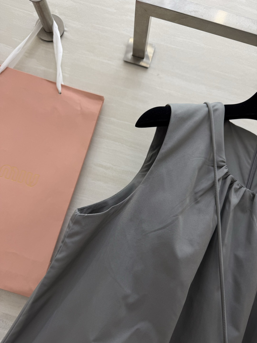 #Miu系少女风✨ Miu系甜妹本命裙来啦！无袖花苞廓形设计，减龄感直接拉满！圆领褶皱细节，慵懒又不失精