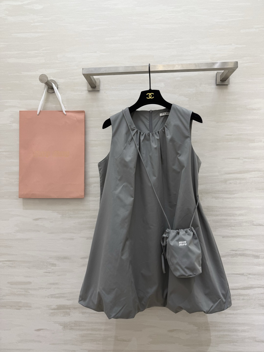 #Miu系少女风✨ Miu系甜妹本命裙来啦！无袖花苞廓形设计，减龄感直接拉满！圆领褶皱细节，慵懒又不失精