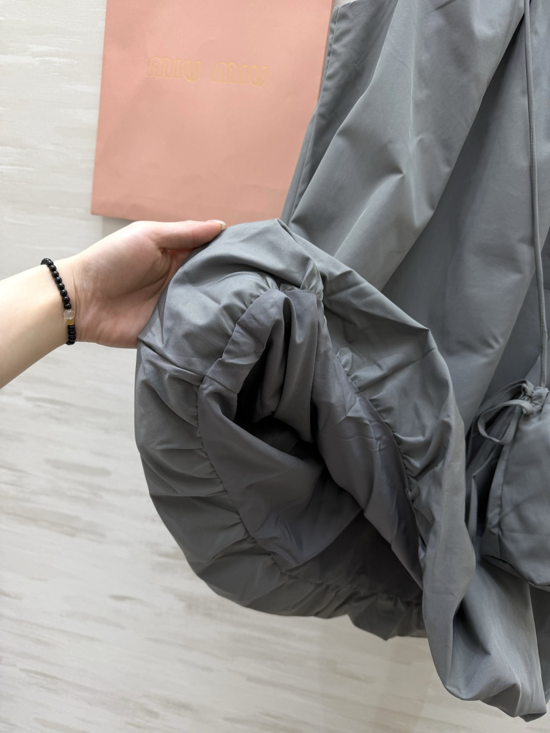 #Miu系少女风✨ Miu系甜妹本命裙来啦！无袖花苞廓形设计，减龄感直接拉满！圆领褶皱细节，慵懒又不失精