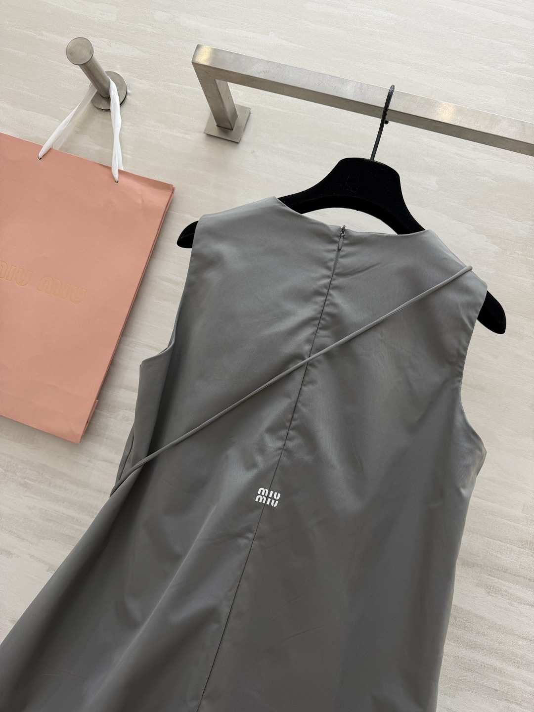 #Miu系少女风✨ Miu系甜妹本命裙来啦！无袖花苞廓形设计，减龄感直接拉满！圆领褶皱细节，慵懒又不失精