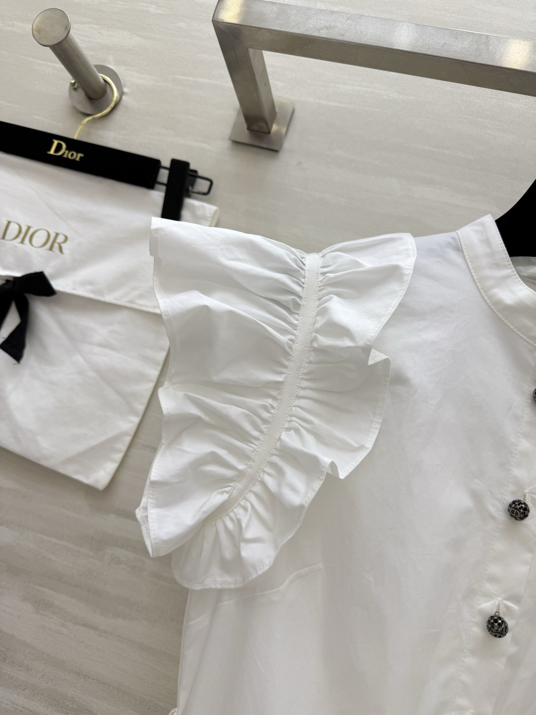 #Dio♡²⁶宫廷感小飞袖连衣裙 把优雅刻进骨子里的经典款 立领+荷叶边设计 修饰肩线超显瘦 同色系腰带